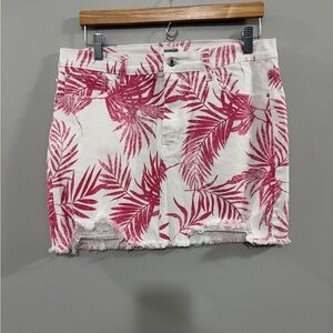Kensie Jeans Vintage Luxe White and Red Leaf Print Denim Mini Skirt. Size 10/30